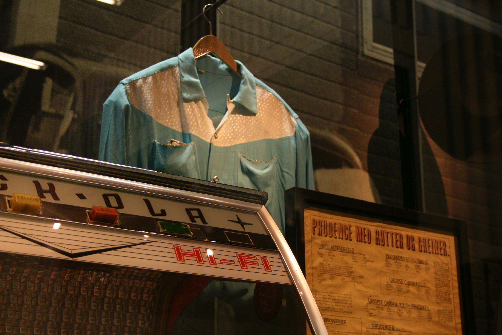 En jukebox, silkeskjorte og plakat, alle gjenstander fra Åge Aleksandersens skrivestue.